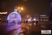 Объемная световая елочная игрушка-шар, Октябрьская площадь, Минск, Беларусь, 2014.