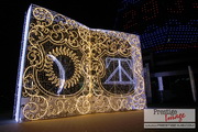Volumetric illuminated street decoration structure 